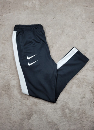 Jogging Survêtement Nike Double Swoosh Noir et Blanc - Taille M, marque: Nike, état: Très bon état, taille: M, 11,00 €, 12,25 € Protection acheteurs incluse
