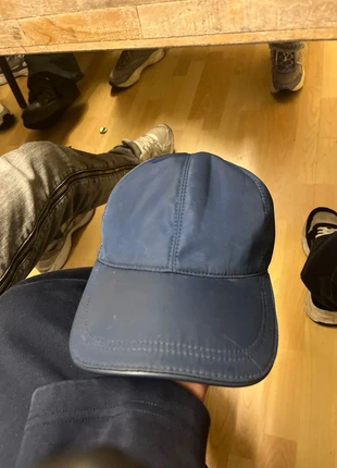 🧢 Prada Nylon Cap Donkerblauw – Iconisch Design, Luxe Afwerking, marque: Prada, état: Bon état, taille: M, 25,00 €, 26,95 € Protection acheteurs incluse