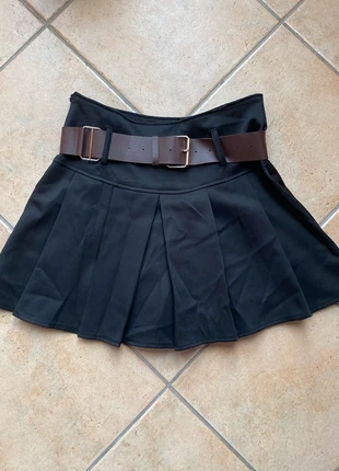 Gonna nera con cinta decorativa – Eleganza moderna, marke: Vintage Dressing, zustand: Sehr gut, größe: Einheitsgröße, 10,00 €, 11,20 € inklusive Vinted-Käuferschutz