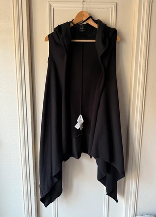 Gilet en molleton noir sans manches et capuche Zara, merk: Zara, staat: Heel goed, maat: M, € 8,00, € 9,10 inclusief Kopersbescherming