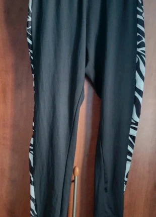 Legging de sport noir et zébré sur les côtés taille XS-S, brand: Shein, condizioni: Ottime, taglia: XS / IT 38 / EU 34, €13.00, €14.35 include la Protezione acquisti