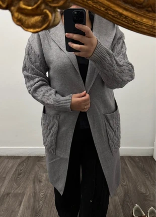 Gilet long à capuche en maille torsadée – confortable et élégant, état: Très bon état, taille: Taille unique, 17,00 €, 18,55 € Protection acheteurs incluse
