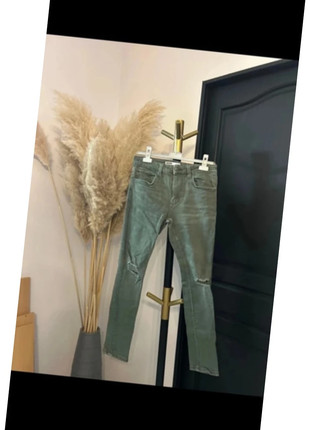 Jean slim vert kaki déchiré Bershka - Taille 38 (EUR) / 30 (USA), marque: Bershka, état: Très bon état, taille: M / 38 / 10, 4,49 €, 5,41 € Protection acheteurs incluse