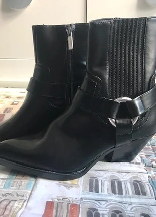 Botines cowboy à talones noires Zara pointure 36, marca: Zara, estado: Nuevo sin etiquetas, tamaño: 36, 35,00 €, 37,45 € Protección al comprador incluida