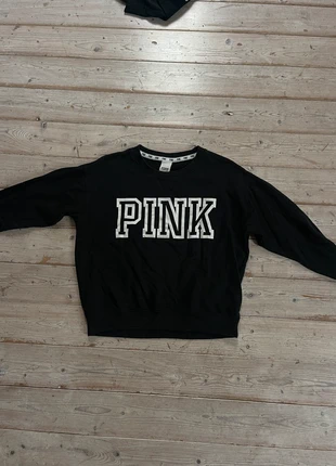 Victoria‘s Secret Pink sweatshirt logo black white size xs, brand: Victoria's Secret PINK, condizioni: Ottime, taglia: XS / IT 38 / EU 34, €15.00, €16.45 include la Protezione acquisti