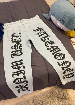 jeans chiari con scritte gotiche nere chroy, marke: Chroy, zustand: Neu, größe: M, 15,00 €, 16,45 € inklusive Vinted-Käuferschutz