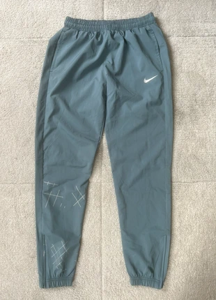 Jogging/Running Nike Division Gris Taille L, marke: Nike, zustand: Sehr gut, größe: L, 50,00 €, 53,20 € inklusive Vinted-Käuferschutz