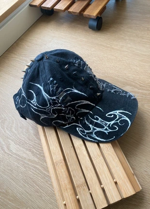 Tribal cyber sigilism cap with spikes, merk: blackchambers.ttt, staat: Nieuw met prijskaartje, maat: Universele maat, € 45,00, € 47,95 inclusief Kopersbescherming