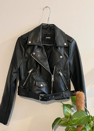 Cropped leather jacked, merk: Pull & Bear, staat: Heel goed, maat: S / 36 / 8, € 12,00, € 13,30 inclusief Kopersbescherming