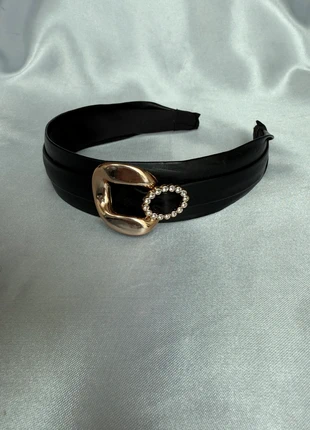 Serre tête noire avec boucle doré, zustand: Sehr gut, 15,00 €, 16,45 € beinhaltet Vinted-Käuferschutz Pro