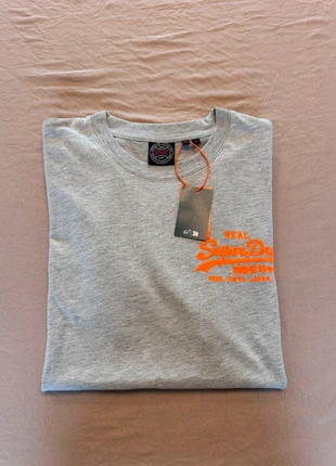 Superdry T-shirt Gris Logo Orange Taille XL, marque: Superdry, état: Neuf avec étiquette, taille: XL, 22,50 €, 24,33 € Protection acheteurs incluse
