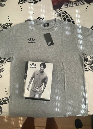 Maglietta Umbro grigia mai utilizzata con la scatola – Taglia N (unisex, sport/streetwear), brand: Umbro, condizioni: Nuovo con cartellino, taglia: M, €8.00, €9.10 include la Protezione acquisti