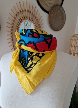 Foulard carré en coton coloré vintage 82x82 cm, merk: Vintage, staat: Heel goed, € 7,00, € 8,05 inclusief Kopersbescherming Pro