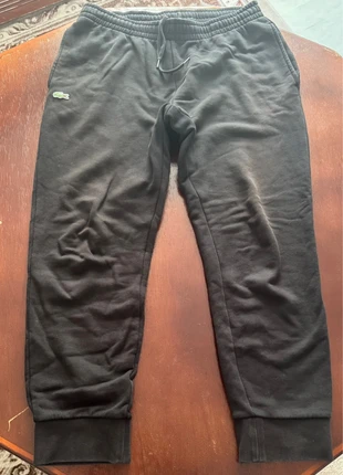 Pantalon Lacoste Noir, merk: Lacoste, staat: Heel goed, maat: L, € 45,00, € 47,95 inclusief Kopersbescherming