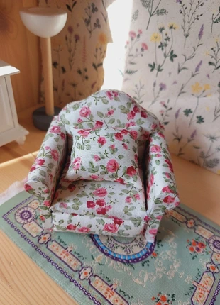 Red & pink floral armchair, marca: Dollhouse, estado: Muito bom, tamanho: 3 anos / 98 cm, €12.00, €13.30 inclui Proteção do Comprador