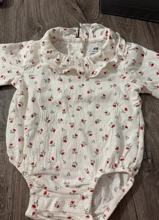 Mooi rompertje, marca: H&M, estado: Muito bom, tamanho: 3-6 meses / 62 cm, €4.00, €4.90 inclui Proteção do Comprador