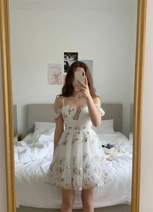 Robe Courte Blanche Fleurie – Romantique / Bohème Chic / Été Doux / Élégante Féminine, merk: Atelier Ysée, staat: Heel goed, maat: M / 38 / 10, € 49,99, € 53,19 inclusief Kopersbescherming Pro