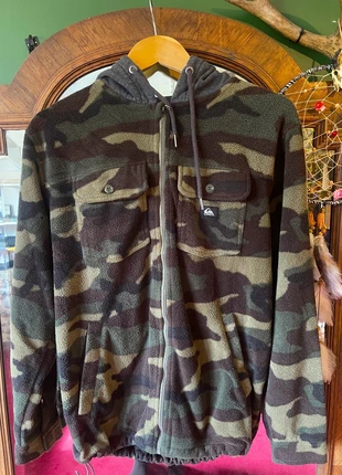 Sweat polaire camouflage Quiksilver Capuche grise contrastante, marca: Quiksilver, estado: Muy bueno, tamaño: M, 30,00 €, 32,20 € Protección al comprador incluida