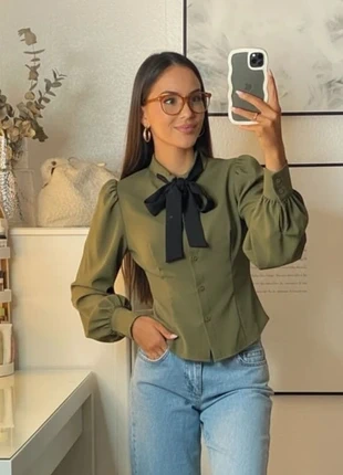 Blouse kaki cintrée à nœud noir contrastant, manches longues bouffantes taille M, brand: shawly, condition: Very good, size: M / 38 / 10, €42.90, €45.75 includes Buyer Protection Pro