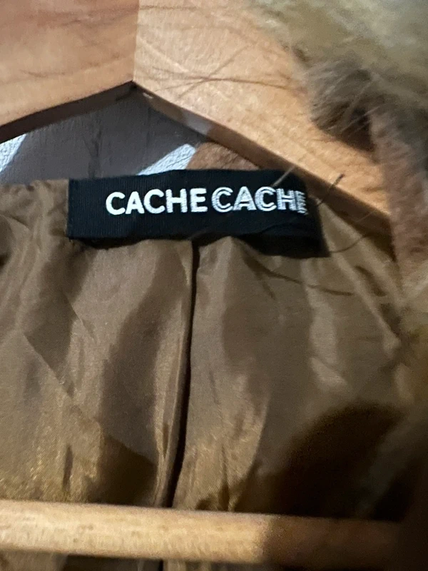Jolie manteau camel avec capuche fausse fourrure - photo numéro 5