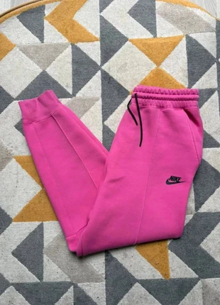 Jogging Nike Tech – Rose Fuchsia, marke: Nike, zustand: Sehr gut, größe: 14 Jahre / 164, 39,90 €, 42,60 € beinhaltet Vinted-Käuferschutz Pro