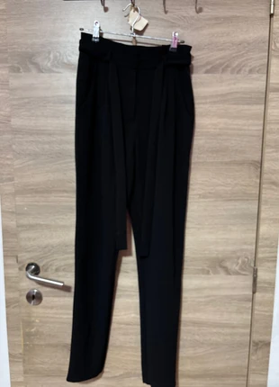 Pantalon noir de taille haute + ceinture, marque: JDY, état: Très bon état, taille: S / 36 / 8, 9,00 €, 10,15 € Protection acheteurs incluse