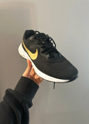Ténis Nike pretos com dourado, marque: Nike, état: Neuf sans étiquette, taille: 37.5, 30,00 €, 32,20 € Protection acheteurs incluse