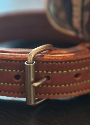 Nieuw bruin leren halsband met groen stiksel, merk: Majoor Aiki, staat: Nieuw zonder prijskaartje, maat: Overige, € 20,00, € 21,70 inclusief Kopersbescherming