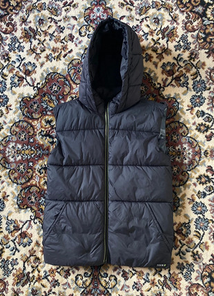 Black Puffer Vest with Hood & Camo Lining – Warm, Stylish, Like New!, marque: Nukutavake, état: Très bon état, taille: S, 6,00 €, 7,00 € Protection acheteurs incluse