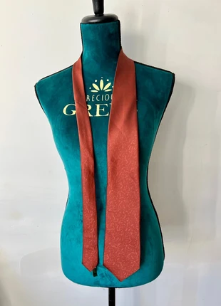 Cravate marron avec petit motif en relief 150115, marca: Fred Gil, estado: Muito bom, €1.60, €2.38 inclui Proteção do Comprador