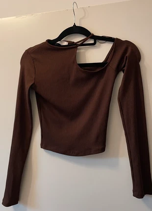 Braunes, asymmetrisches Langarm-Top mit Cut-Out, marque: Bershka, état: Très bon état, taille: S / 36 / 8, 5,00 €, 5,95 € Protection acheteurs incluse
