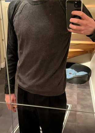 Pull Léger Calvin Klein gris et noir en très bon état (M), marque: Calvin Klein, état: Très bon état, taille: M, 9,95 €, 11,15 € Protection acheteurs incluse