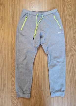 Jogging Nike gris - Taille S, marque: Nike, état: Bon état, taille: S, 20,00 €, 21,70 € Protection acheteurs incluse