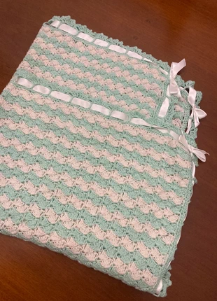 Copertina uncinetto fatta a mano 80x70cm con fiocchi, marque: Mano, état: Très bon état, 8,00 €, 9,10 € Protection acheteurs incluse