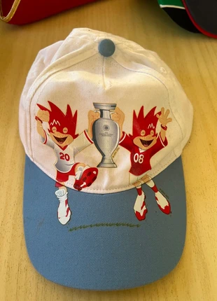Weiße UEFA Euro Kappe, marke: UEFA, zustand: Sehr gut, größe: 5-8 years, 54 cm, 2,00 €, 2,80 € inklusive Vinted-Käuferschutz