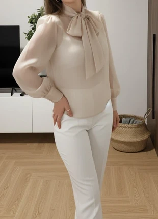Blouse satinée à nœud lavallière beige chic – manches bouffantes transparentes Taille S, merk: Elegance Atelier, staat: Heel goed, maat: S / 36 / 8, € 36,90, € 39,45 inclusief Kopersbescherming Pro