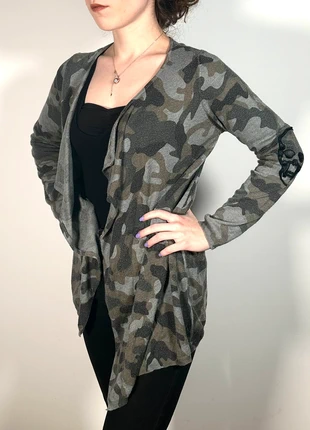 Leichter Cardigan mit Camouflage-Muster und Totenkopf-Detail, marque: Peace n' Love, état: Très bon état, taille: S / 36 / 8, 7,00 €, 8,05 € Protection acheteurs incluse