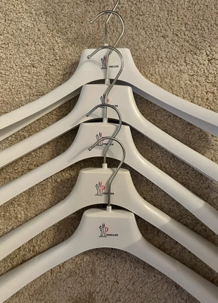 Cintres Moncler, marque: Moncler, état: Très bon état, 14,00 €, 15,40 € Protection acheteurs incluse