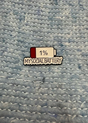 Pins My social battery, condizioni: Ottime, €4.00, €4.90 include la Protezione acquisti Pro