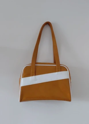 Mustard yellow shoulder bag leather look, merk: Pull & Bear, staat: Heel goed, € 6,00, € 7,00 inclusief Kopersbescherming