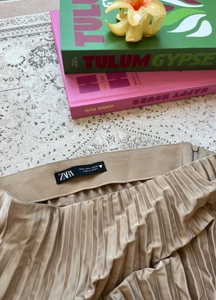 Jupe plissée beige satin longue, marca: Zara, estado: Muy bueno, tamaño: S / 36 / 8, 8,00 €, 9,10 € Protección al comprador incluida