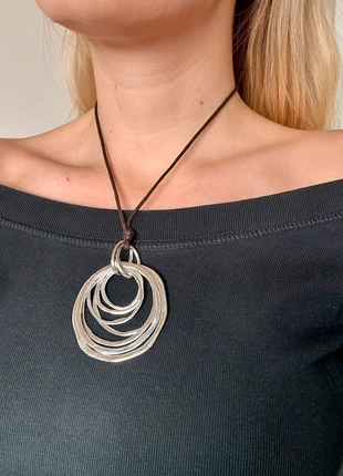 Necklace with silver round layered pendant on dark brown cord, staat: Nieuw zonder prijskaartje, € 20,00, € 21,70 inclusief Kopersbescherming