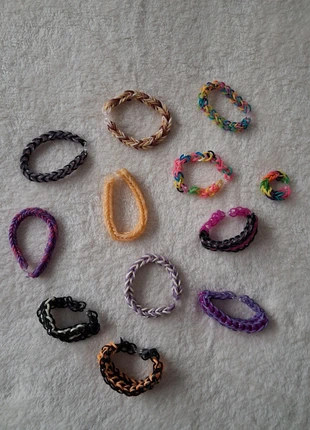 Lot de 11 bracelets et une bague Rainbow Loom, condizioni: Ottime, €3.00, €3.85 include la Protezione acquisti