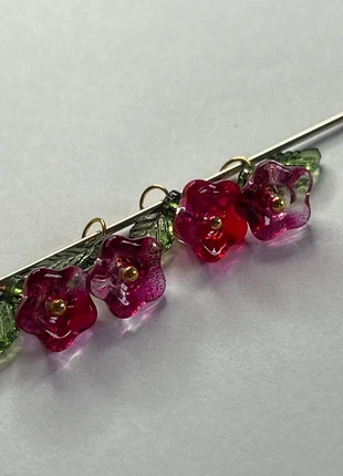 A690, lot de 5 breloques fleurs en verre et feuille en acrylique, staat: Nieuw zonder prijskaartje, € 2,00, € 2,80 inclusief Kopersbescherming Pro