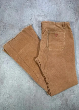 Pantalon En Velours Côtelé / Corduroy guess jeans beige, jambe evasee, ourlet frange taille 30, merk: GUESS, staat: Heel goed, maat: XXL / 44 / 16, € 14,00, € 15,40 inclusief Kopersbescherming Pro