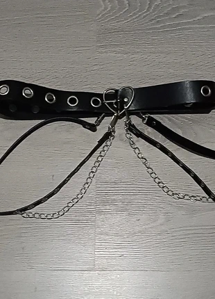 Cinturón negro con corazón y cadenas, marque: Dolls Kill, état: Neuf sans étiquette, taille: 100 cm, 10,00 €, 11,20 € Protection acheteurs incluse