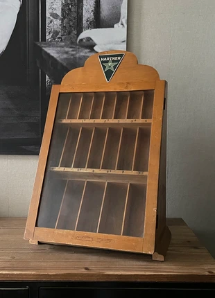 Rare wood and glass display cabinet, marque: Hartner, état: Bon état, 149,00 €, 157,15 € Protection acheteurs incluse
