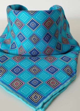Foulard en soie Cremieux motif floral sur fond bleu, marque: Cremieux, état: Très bon état, 12,00 €, 13,30 € Protection acheteurs (Pro) incluse