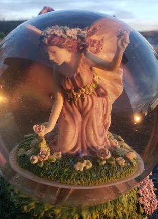 Magnifique boule à neige avec musique vintage fée mauve avec fleurs et papillons, brand: Disney Princess, condition: Very good, €15.00, €16.45 includes Buyer Protection
