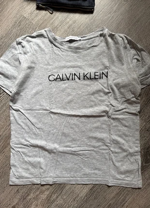T-shirt Calvin Klein gris taille 14 ans, marca: Calvin Klein, estado: Muy bueno, tamaño: XXS / 32 / 4, 3,00 €, 3,85 € Protección al comprador incluida